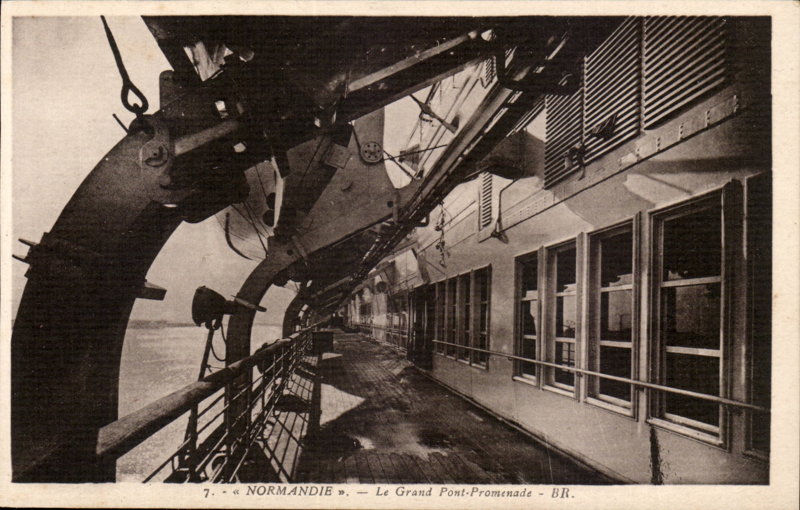 CPA grosse Promenadenplattform des transatlantischen Dampfers des Boots-Co Gla Normandiele