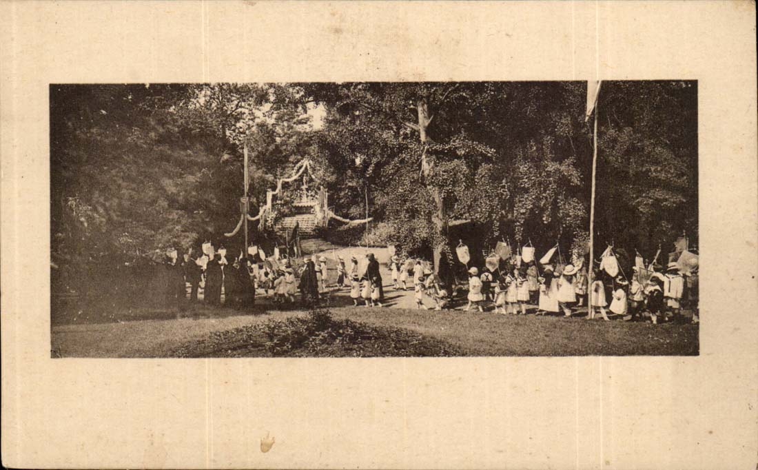 Lourdes? CPA Procession children