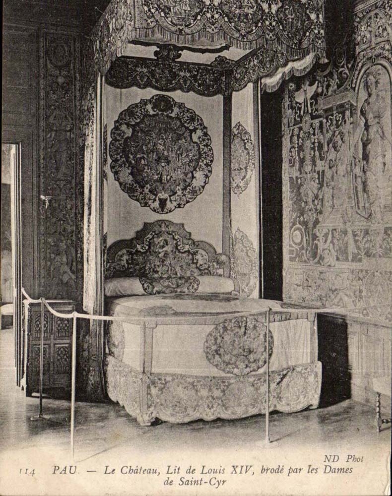 Pau CPA welches das Schloss von Louis XIV liest stickt durch die Damen von Saint Cyr