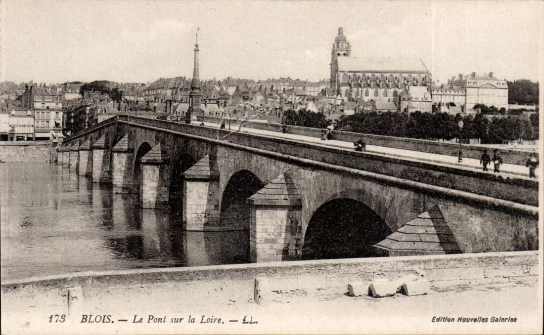 CPA Blois Le pont sur la Loire