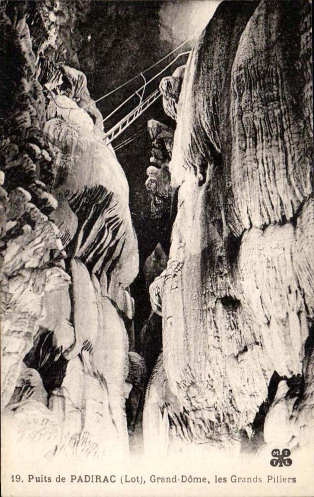 Padriac - the Pit - Large Dome - Large Pillars - CPA