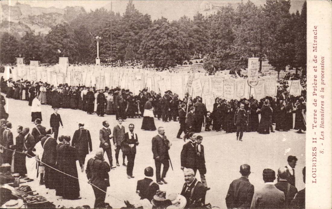 Lourdes CPA Ground of prayer and miracle banners to the procession