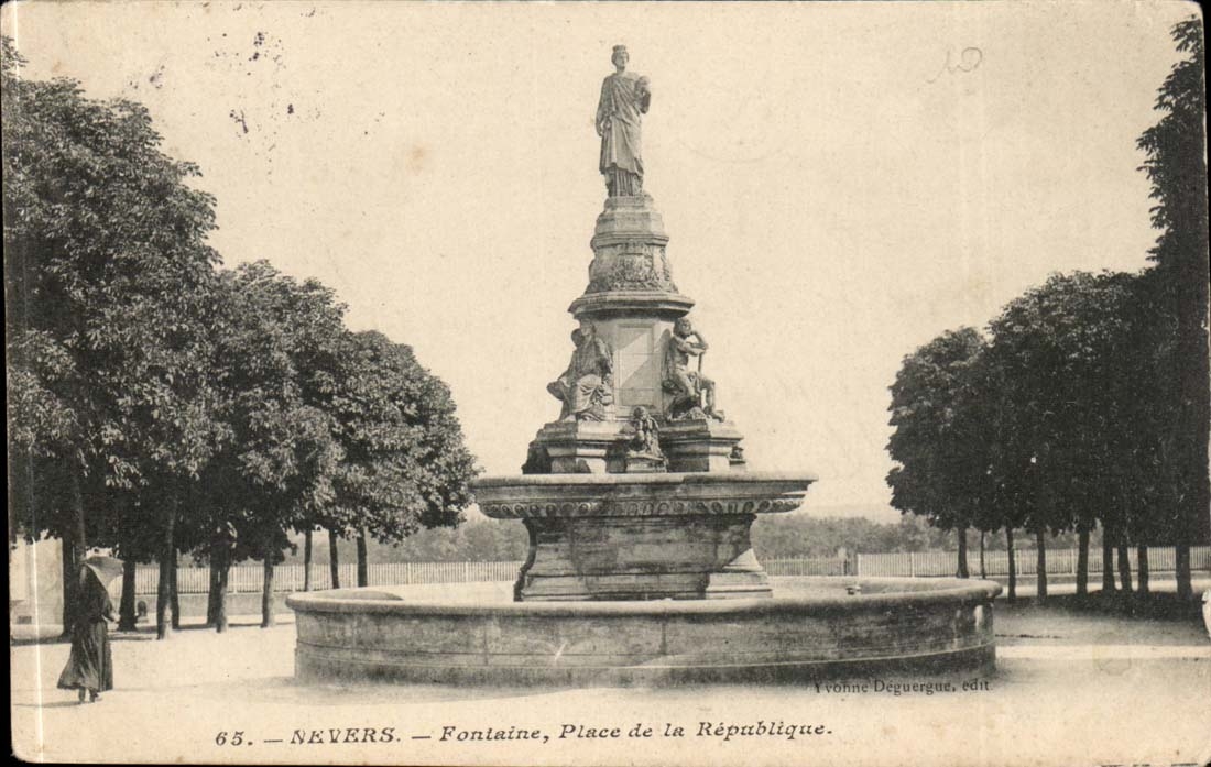 Nevers CPA Fontaine Places Republic