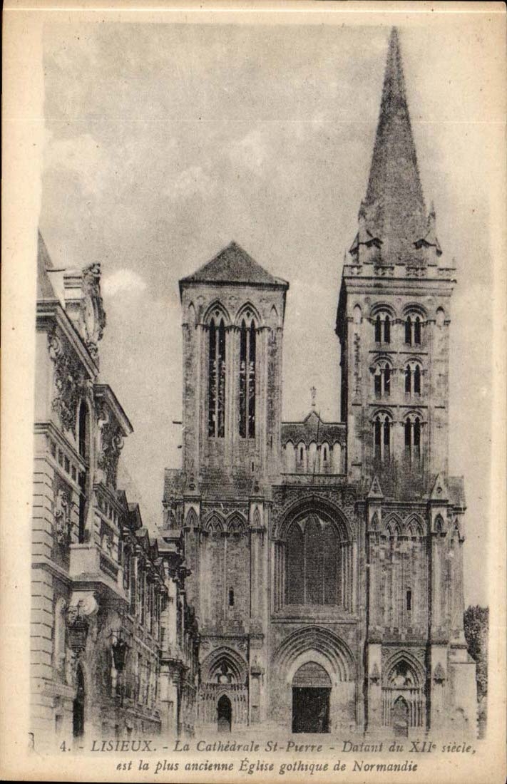Lisieux CPA CAthedrale herr5uhrend vones 12 des Saint Pierre ist die alteste gotische Kirche von Normandie