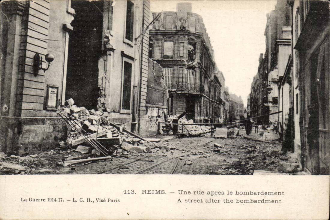 Reims CPA a street after the bombardment