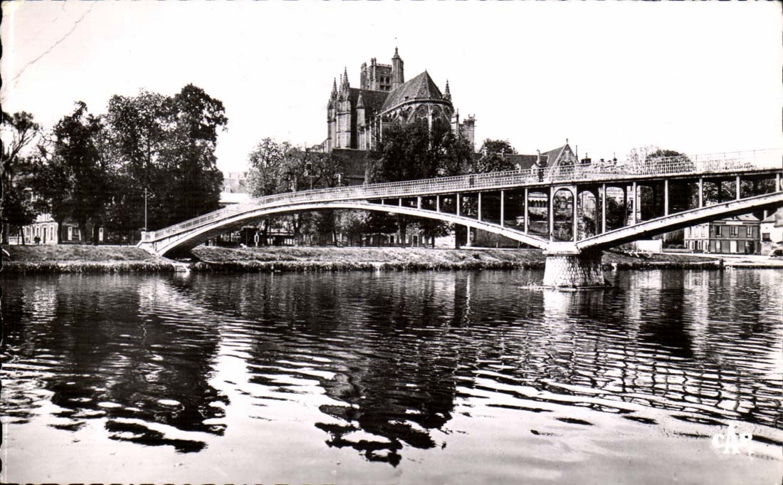 Auxerre CPA the footbridge and the cathedral