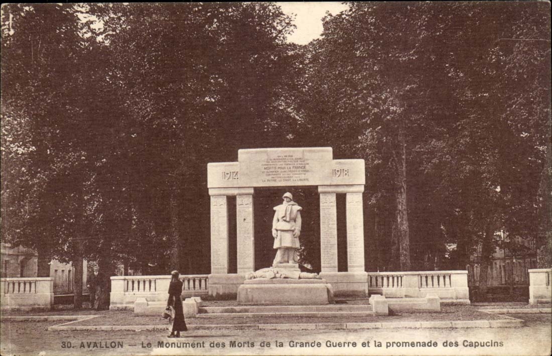 Avallon CPA Monument of died of the Great War and the walk of the Capuchins