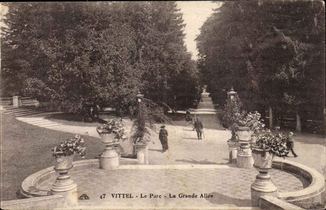 Vittel - der Park die grosse Gasse - CPA