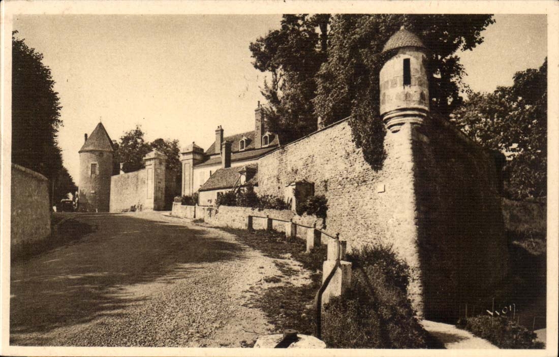 Avallon - the small door and the Gaujard tower - CPA