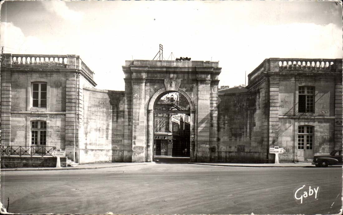 Saint Maixent - the School the Gate Kitten - CPA