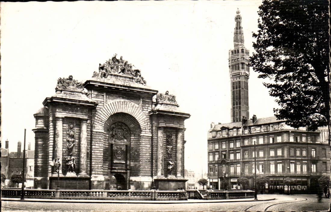 Lille - the Gate of Paris and the Belfry - CPA