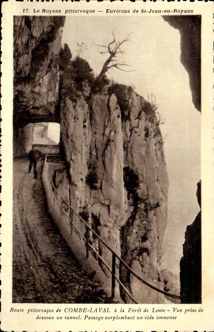 Picturesque CPA Road of Combe Laval to the drill of Slow Seen from of lower part a tunnel passage overhanging a vacuum imme