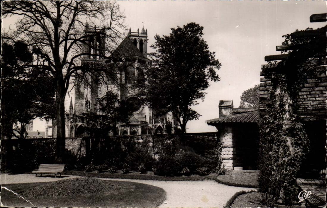 Mantes on the Seine CPA the new public garden
