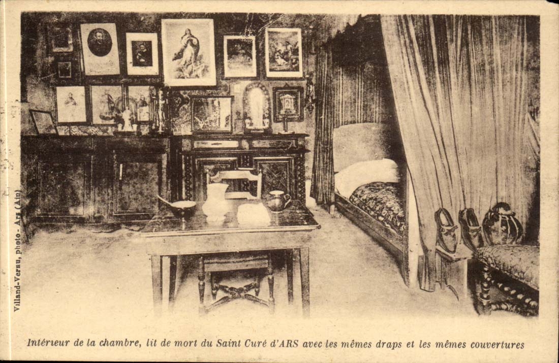 CPA Interieur of the room reads of dead of Saint Cure of ars with same cloths and the same covers