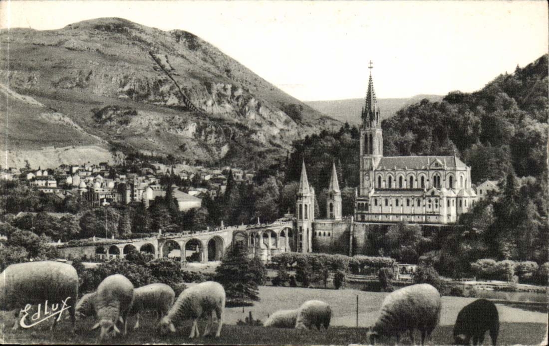 Lourdes CPA the basilica and the peak of the Day