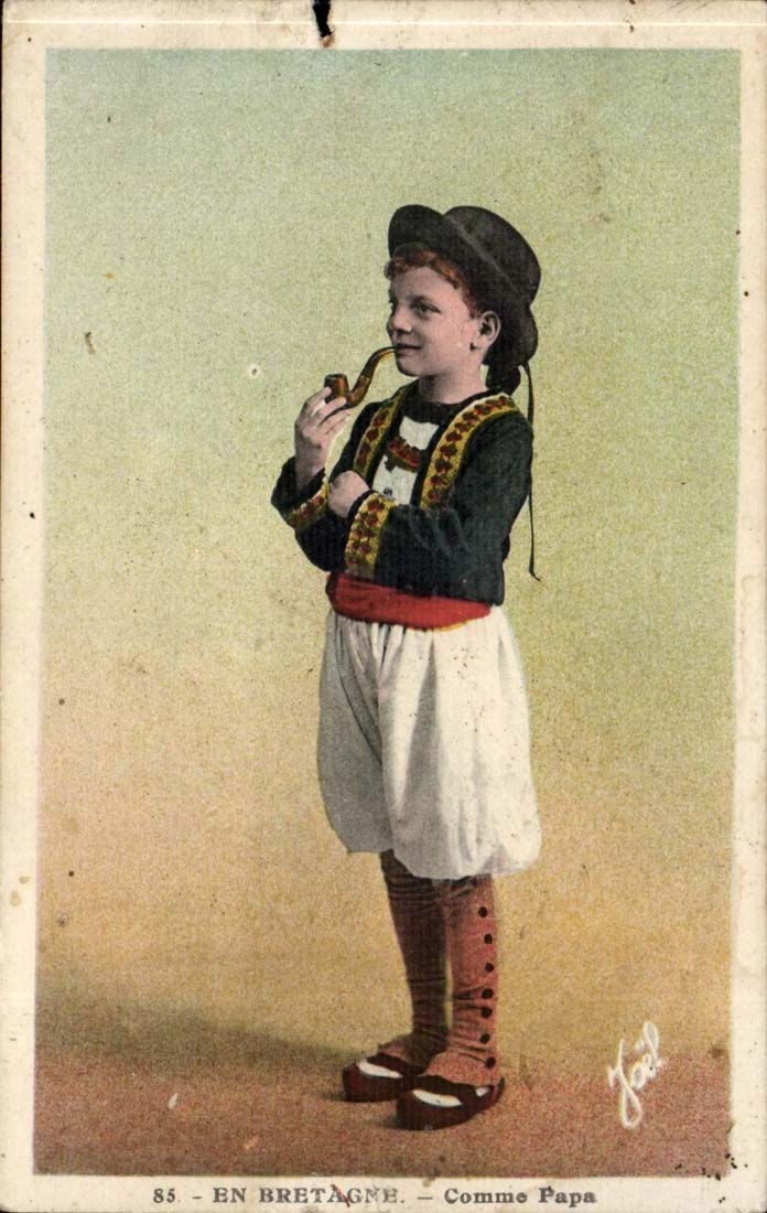 Folklore - Kostume - Kind - Junge - in Bretagne - als Vati - Rohr - kleines Loch - 1946 - CPA