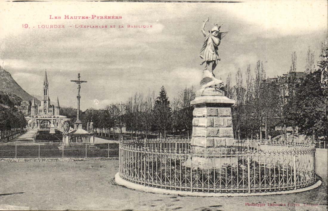 Lourdes - the Esplanade and the Basilica - CPA