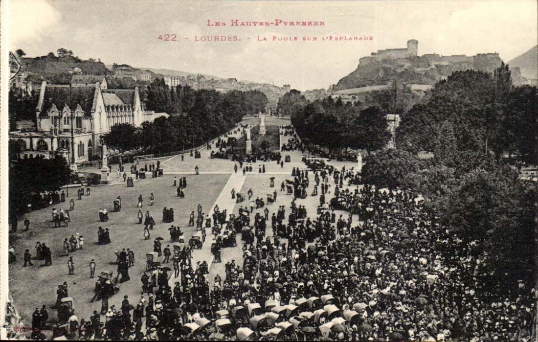 Lourdes CPA crowd on the esplanade