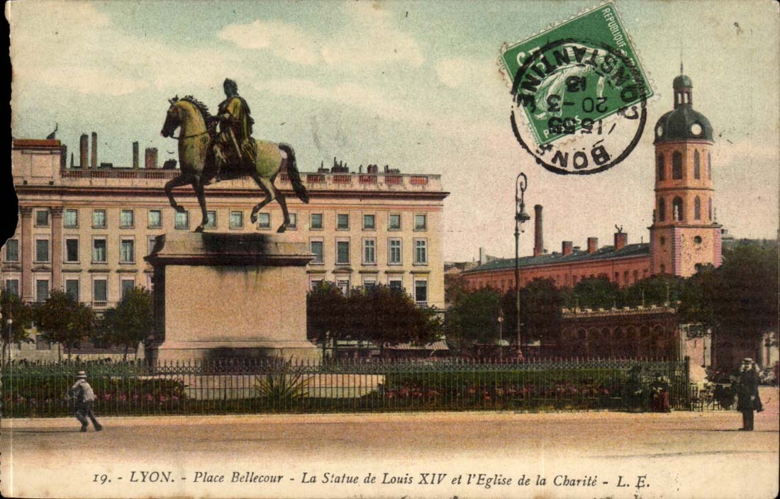 Lyon CPA Places Statue Bellecour of Louis XIV and the church of Charity