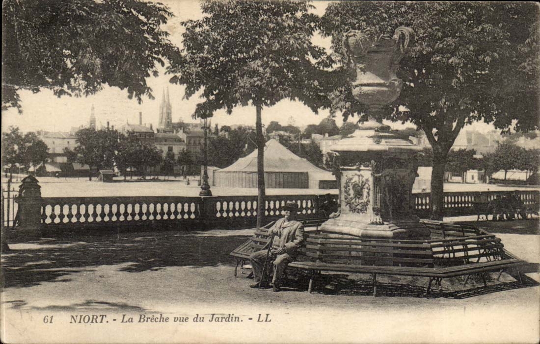 Niort - the Breach seen of the Garden - CPA