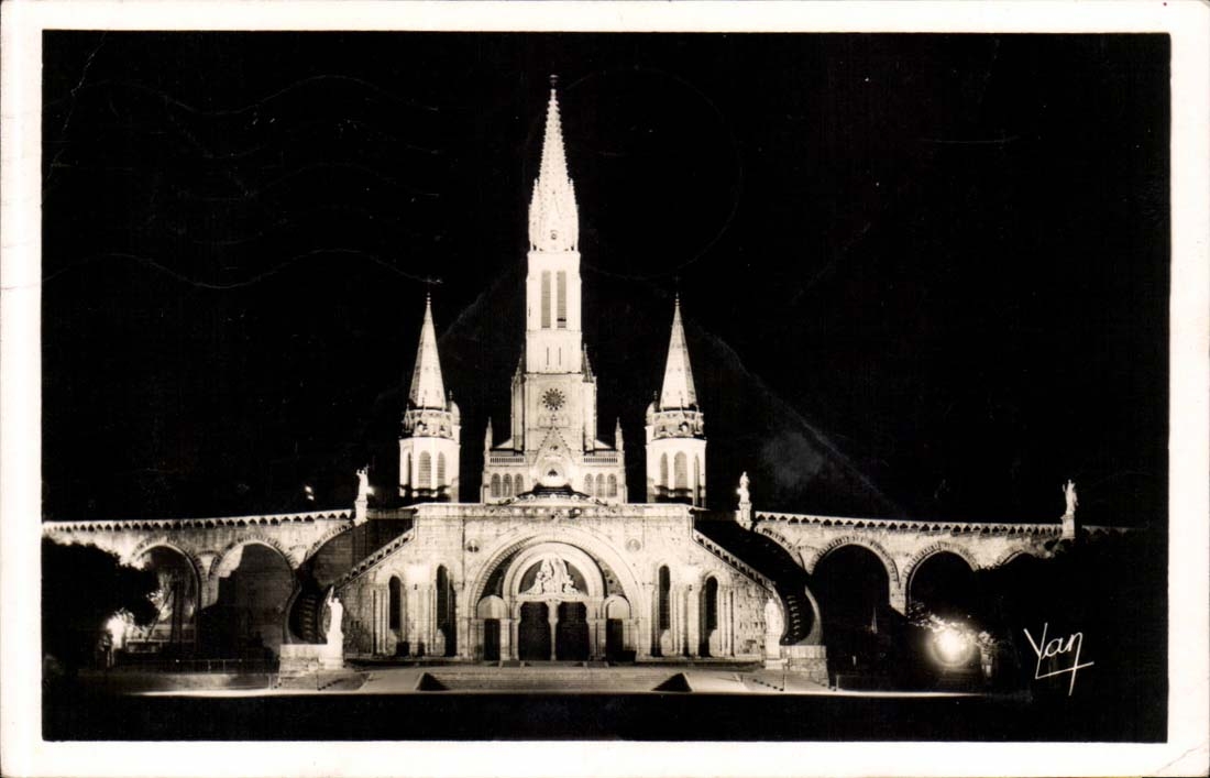 Lourdes - the Basilica illuminee - CPA
