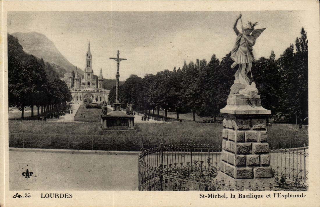 Lourdes - St Michel - the Basilica and the Esplanade - CPA