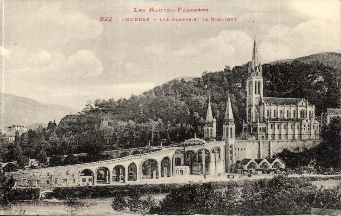 Lourdes - the Basilica - Walls - CPA