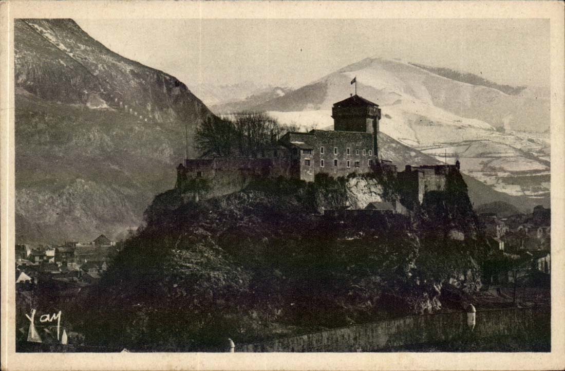 Lourdes - Castle Fort and Mountains - CPA