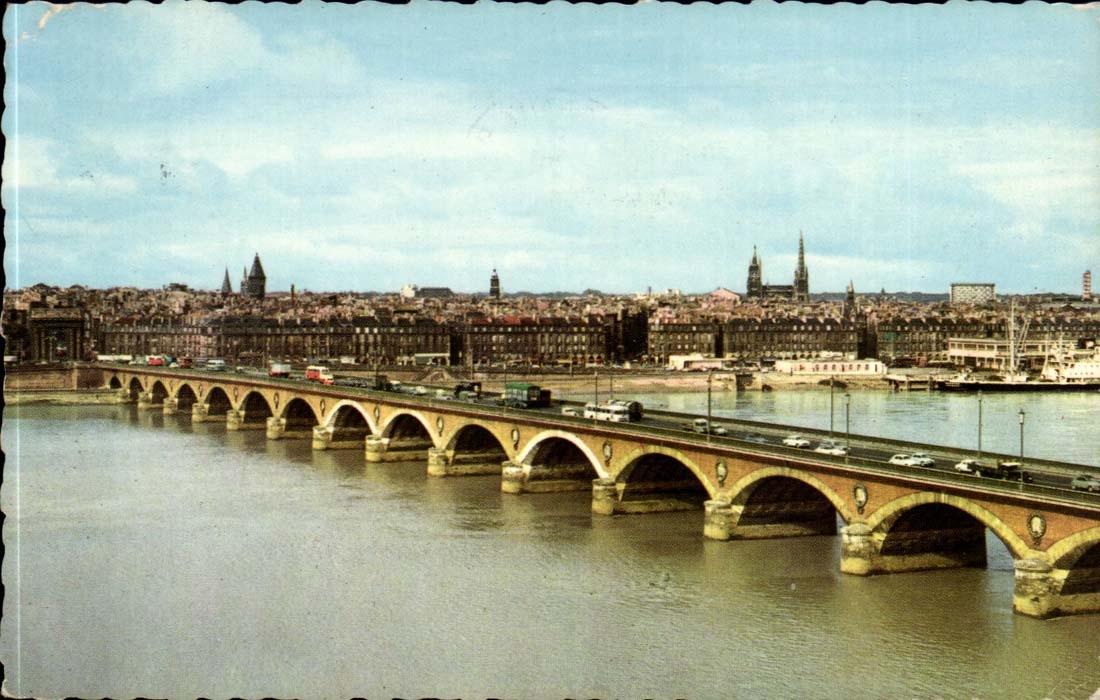 Bordeaux CPA the bridge on the Garonne builds at the beginning of the 19ele the frontage of the Richelieu quay