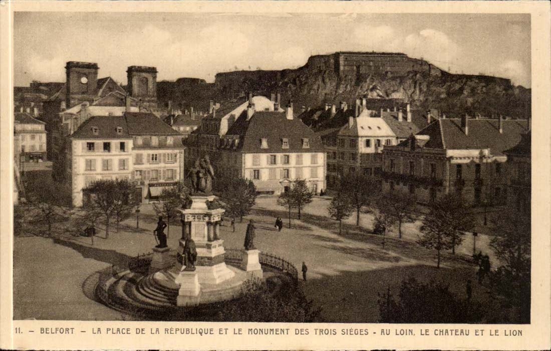Belfort CPA the place of the Republic and the monument of the three seats With far the castle and the lion