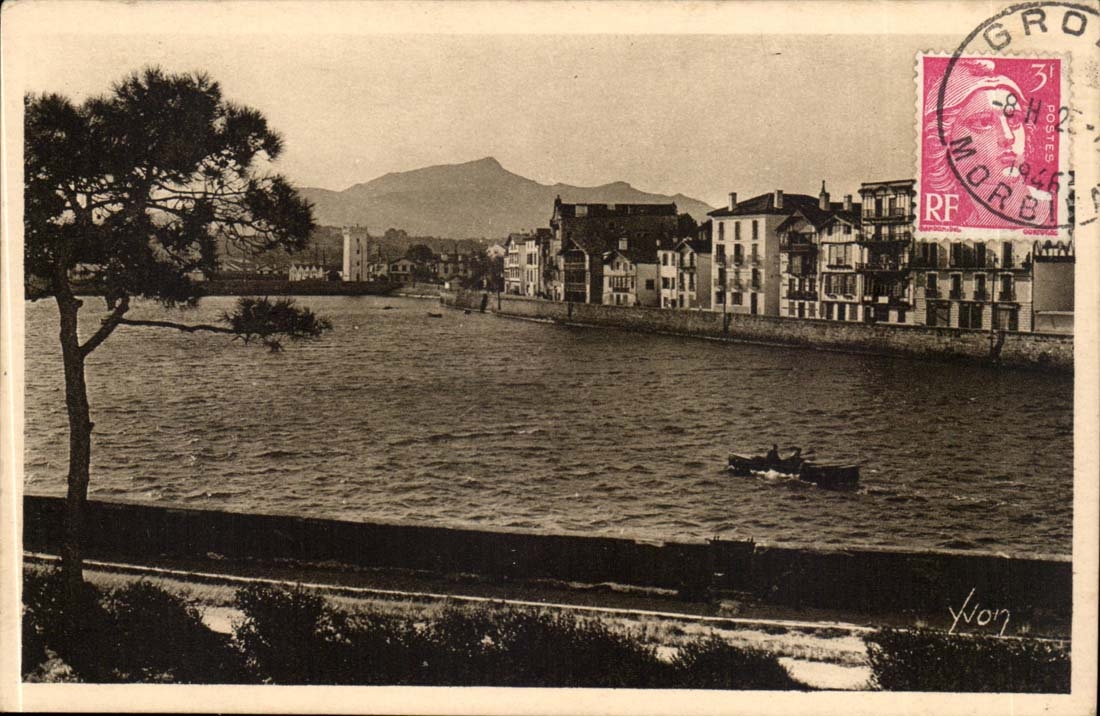 Saint Jean de Luz CPA Entree du port et quai de Ciboure