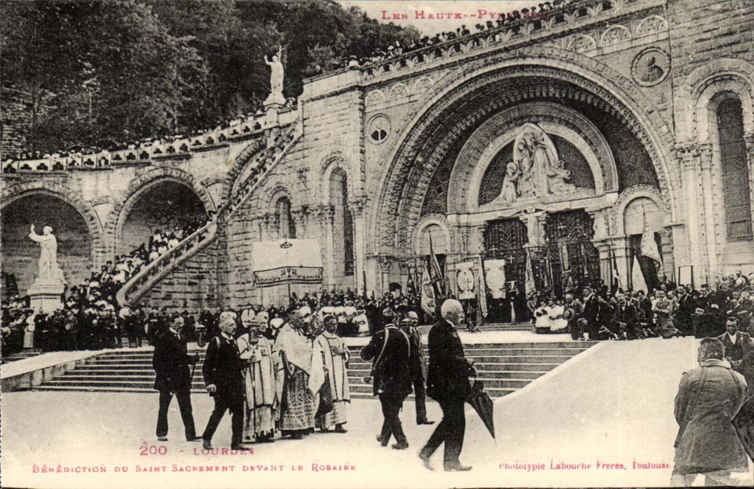 Lourdes CPA Blessing of Saint the Sacrament in front of the rosary