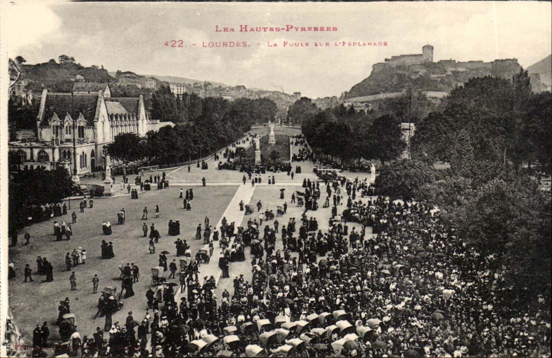 Lourdes CPA crowd on the esplanade