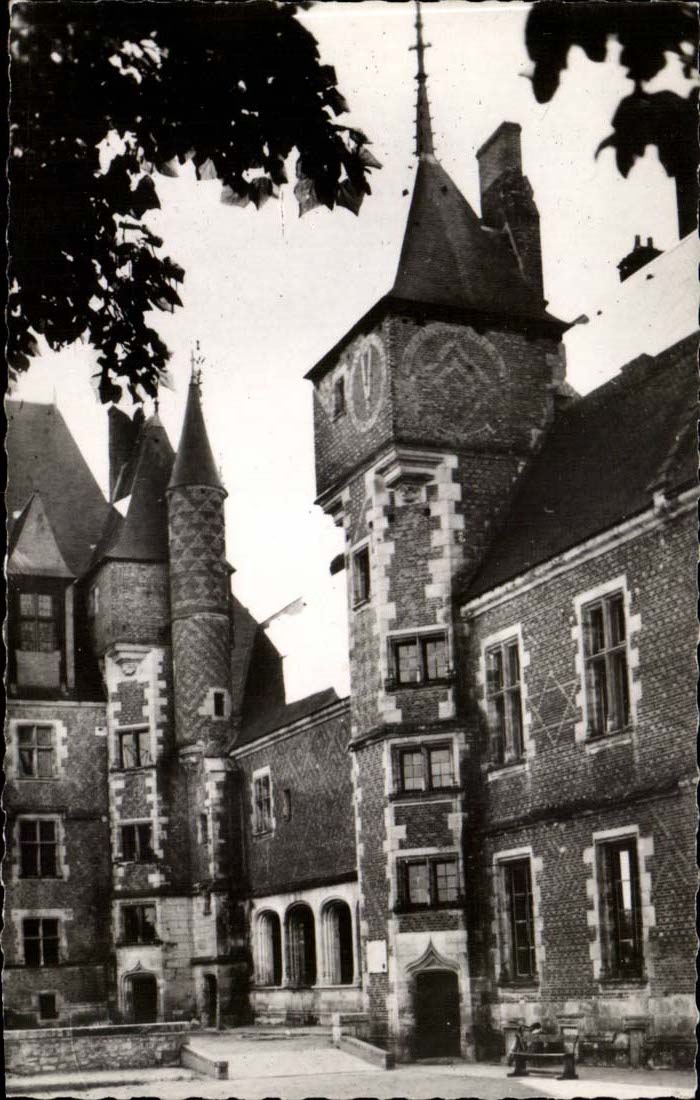 Gien CPA interior Court of the castle