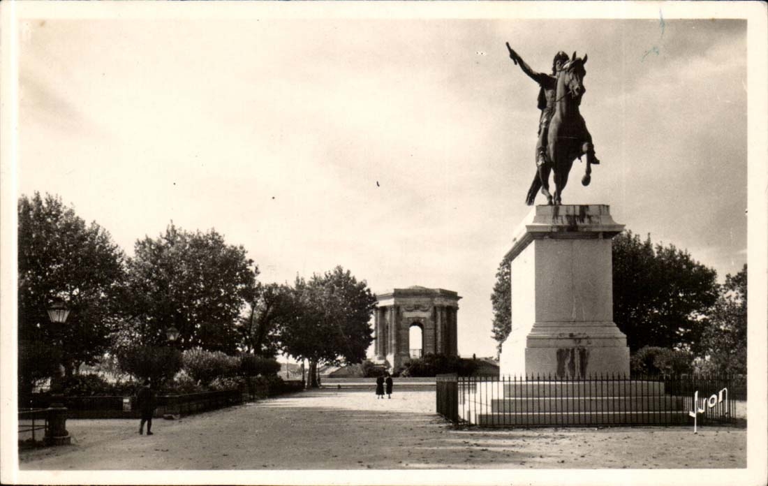 Montpellier - Le Peyrou - Statue de Louis XIV et le chateau d'eau - CPA 