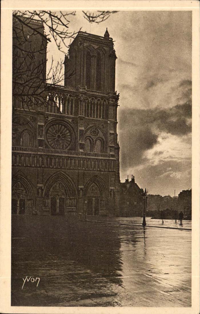 Paris CPA Effet d'eclairage sur le parvis de Notre Dame