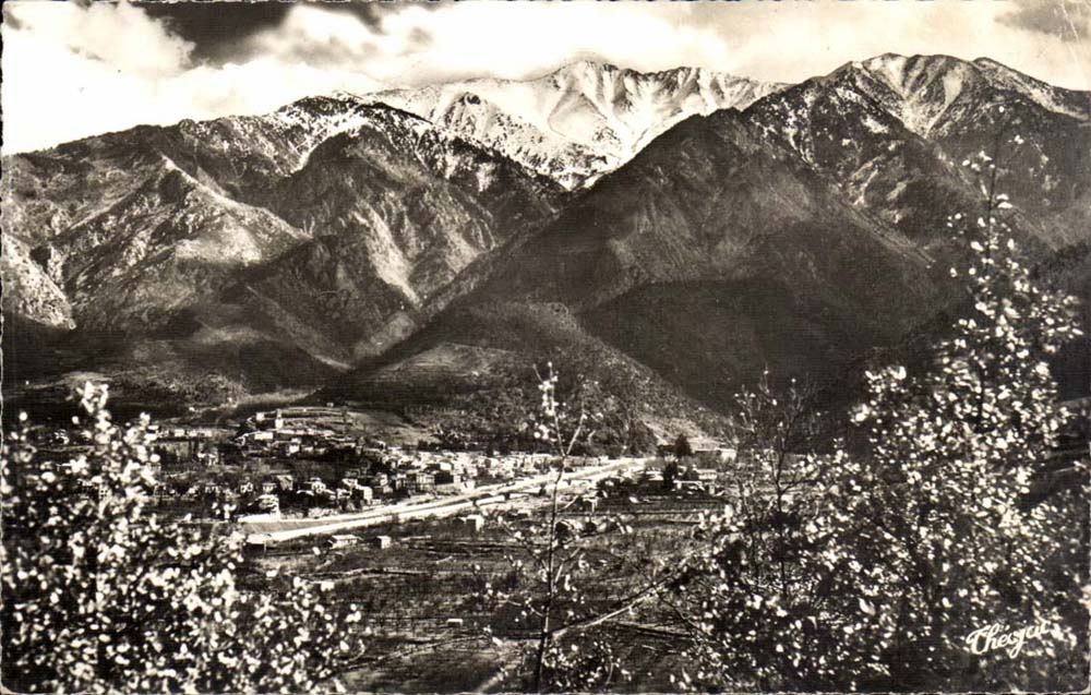 Vernet les Bains CPA View the station with the foot of Canigou