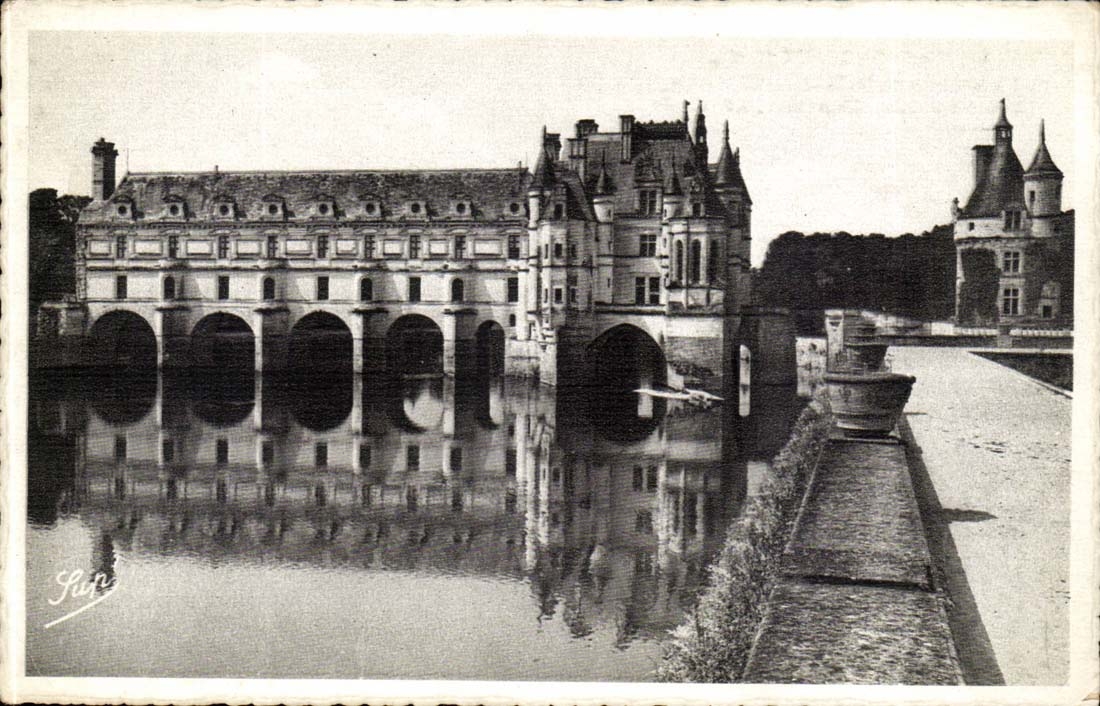 Chenonceaux - Le Chateau et a Tour des Marques - CPA