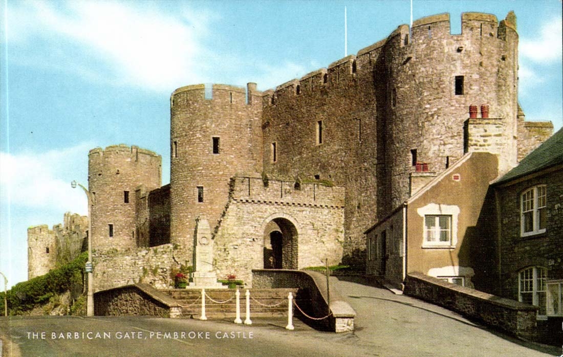England - England - Pembroke Castle - The Barbican Spoils - have Salmon Cameracoor Card - CPA