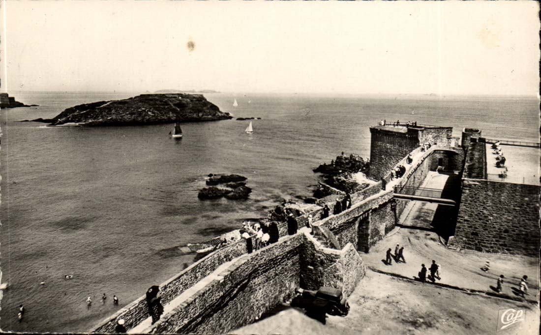 Saint Malo - Les Remparts et le Grand Bey - CPA 