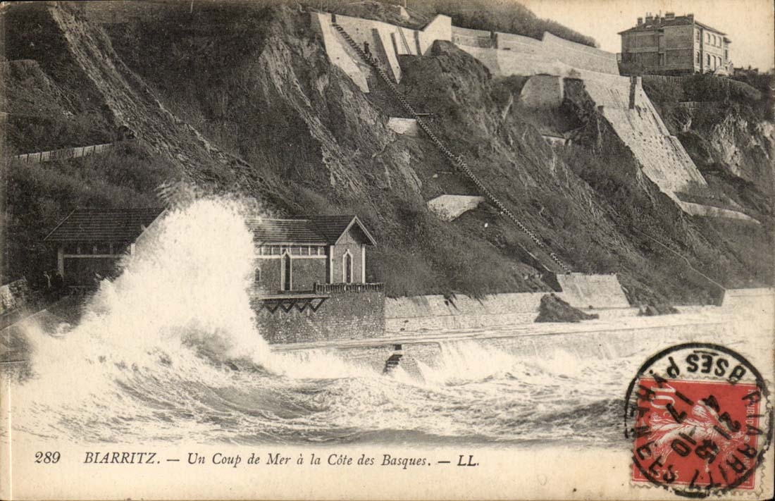 Biarritz - Un Coup de Mer a la Cote des Basques - CPA