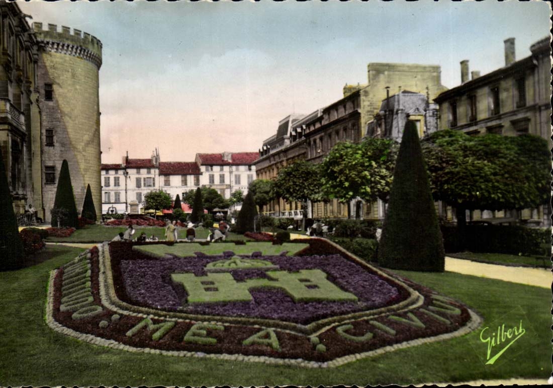 angouleme CPA Les jardins de l'hotel de ville
