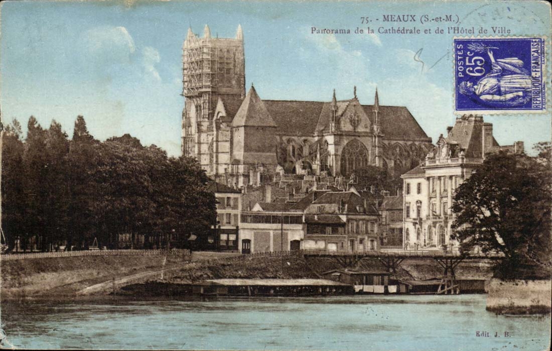 Meaux CPA Panorama of the cathedral and the town hall