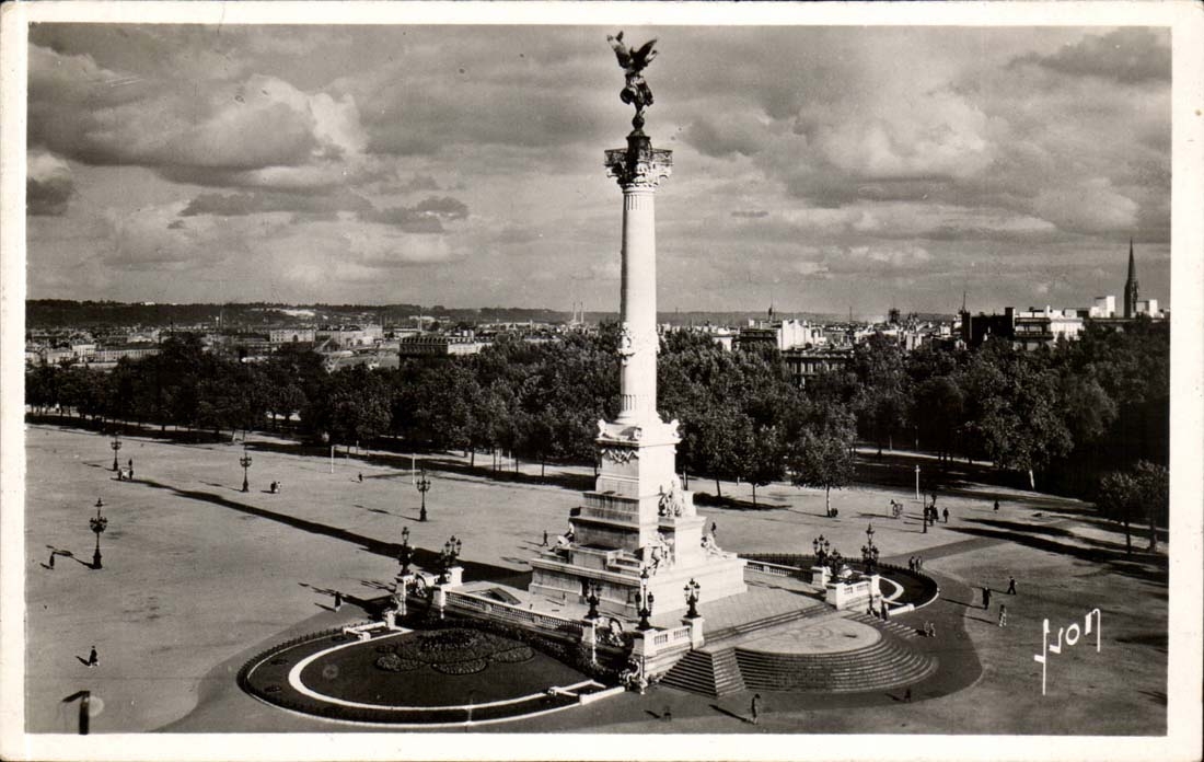 Bordeaux CPA Places quincunxes and monument of the Of Gironde ones