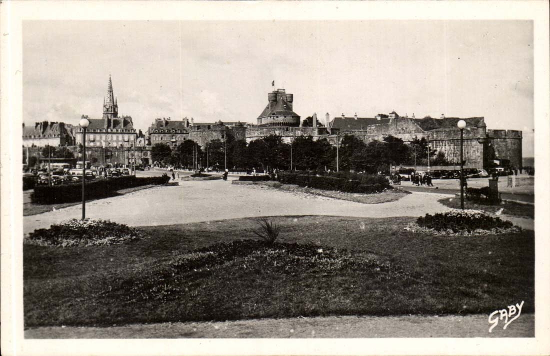 Saint Malo - Le Chateau et les Remparts - CPA 