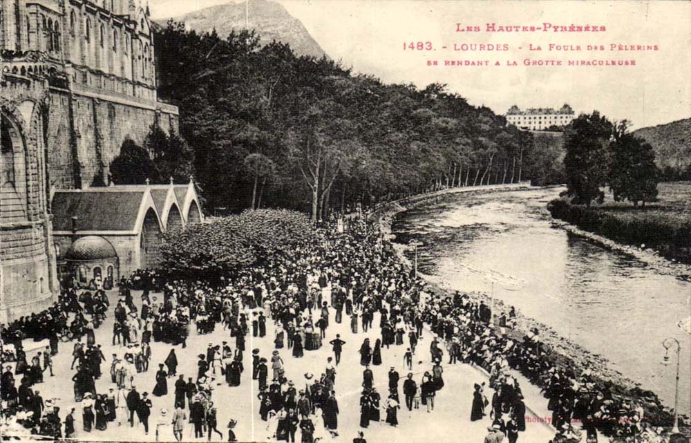 Lourdes - the Crowd of Pelerine - the Miraculous Cave - CPA