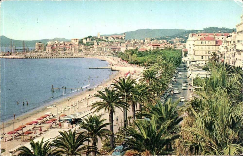 CPA Cannes the walk and the beach of the Small cross and Suquet