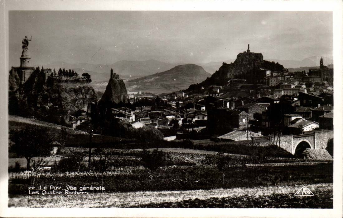 Le Puy CPA Vue generale Les quatre rochers