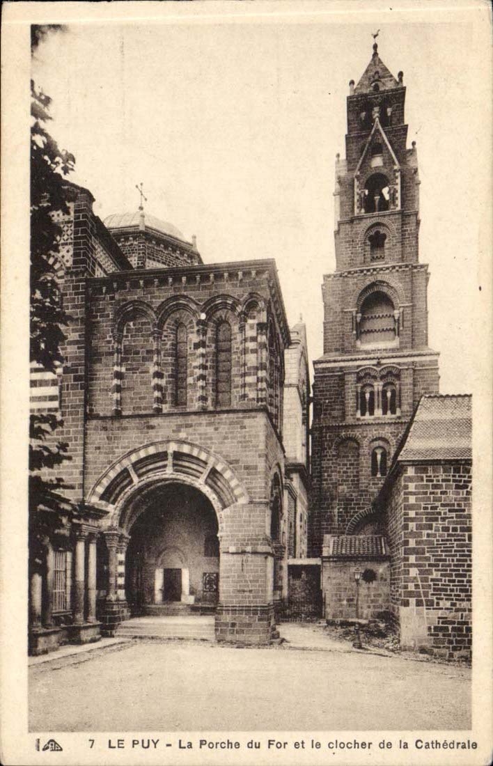 Le Puy CPA Le porche du For et le clocher de la cathedrale