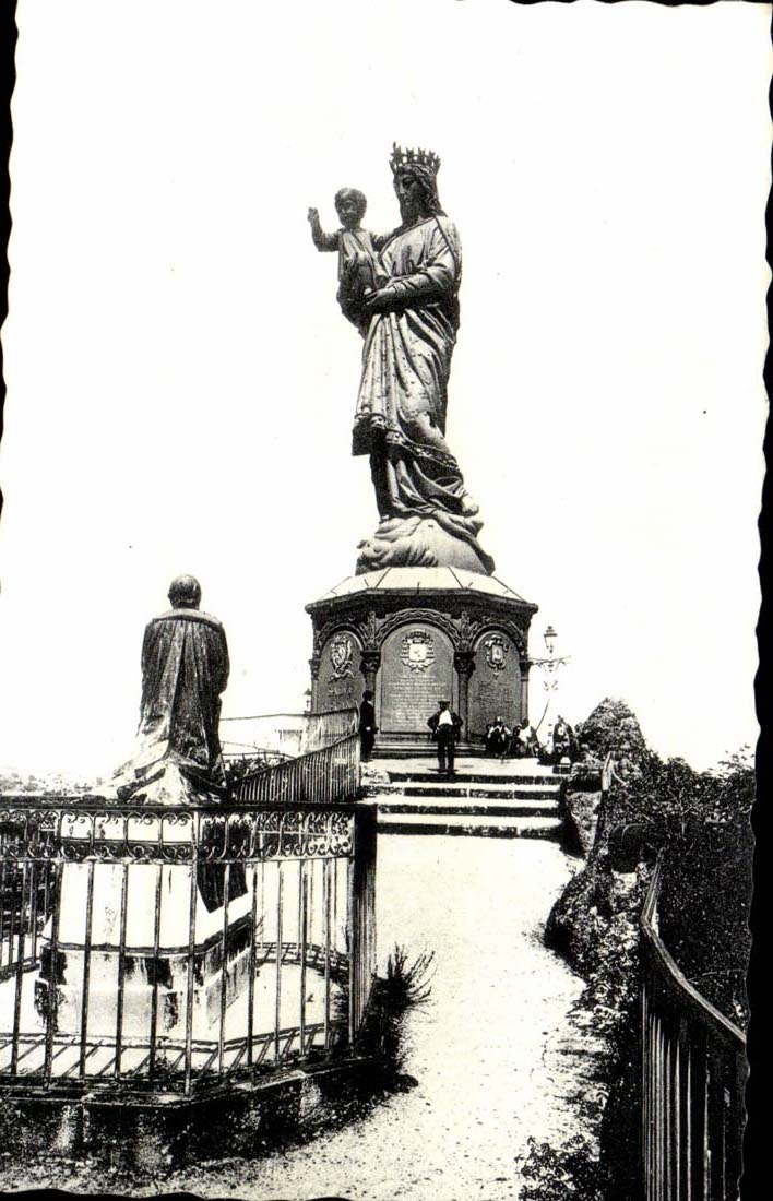 Le Puy CPA Statue de Notre Dame de France et statue de Monseigneur Morlhon